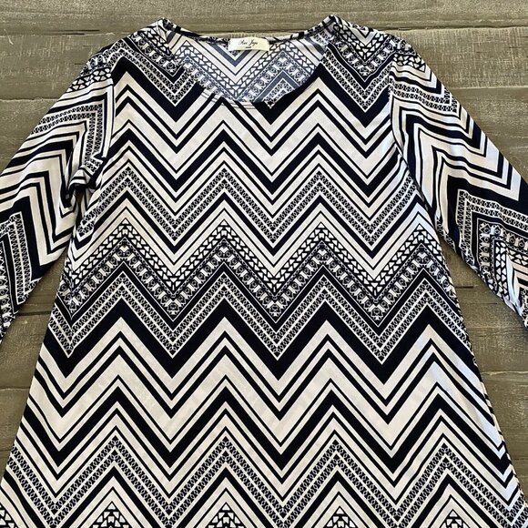Rue Juju Blouse Women’s Small Navy White 3/4 Sleeve Chevron Pattern Stretchy - Picture 2 of 6